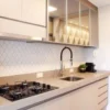 Design kitchen set yang menawan dan nyaman menjadi idaman. Dapur yang nyaman dengan semua perabotan tertata membuat mood memasak meningkat.