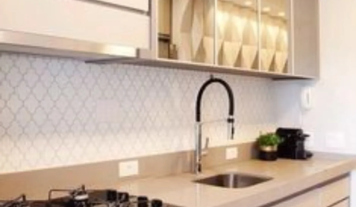 Design kitchen set yang menawan dan nyaman menjadi idaman. Dapur yang nyaman dengan semua perabotan tertata membuat mood memasak meningkat.