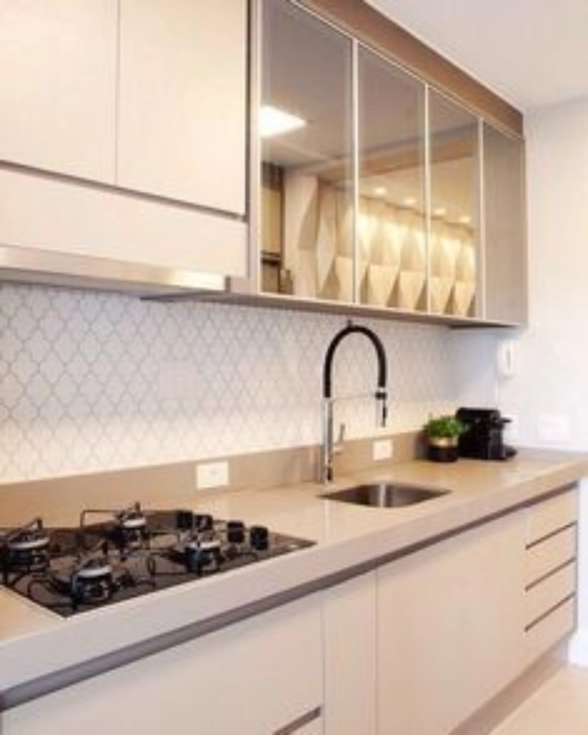 Design kitchen set yang menawan dan nyaman menjadi idaman. Dapur yang nyaman dengan semua perabotan tertata membuat mood memasak meningkat.